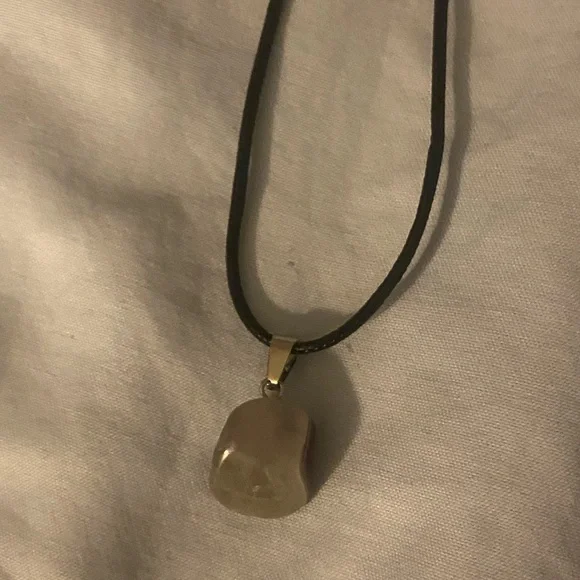 Elegant Gold Pendant Necklace - Picture 1 of 2